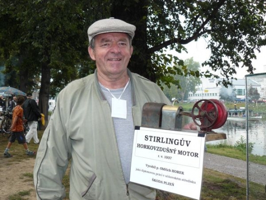 S modelem horkovzdušného motoru František Udlínek ze Solnice. S modelem horkovzdušného motoru František Udlínek ze Solnice.
