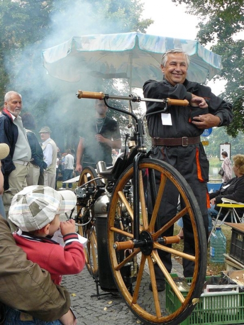 Replika parního motocyklu S.H. Roper´s z roku 1869. Replika parního motocyklu S.H. Roper´s z roku 1869.