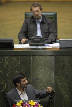 Prezident Ahmad&iacute;než&aacute;d a předseda parlamentu Al&iacute; Lar&iacute;dž&aacute;n&iacute;.