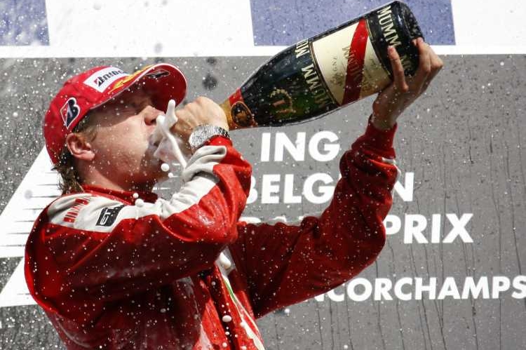 Kimi Räikkönen ze stáje Ferrari zapíjí triumf ve Velké ceně Belgie.