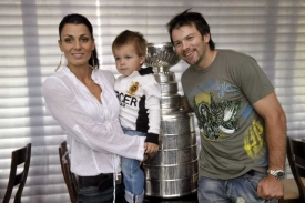 Petr Sýkora s rodinou a slavný Stanley Cup.