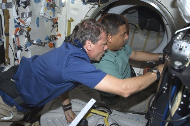 Astronauti na Discovery Christer Fuglesang (vlevo) a Jose Hernandez.