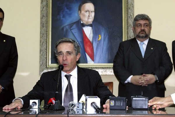 Kolumbijský prezident Alváro Uribe v Asunciónu. Kolumbijský prezident Alváro Uribe v Asunciónu.