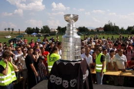 Stanley Cup se při svém putování dostane na nejrůznější místa.