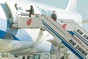 Pasaž&eacute;ři nastupuj&iacute; na palubu prvn&iacute;ho komerčn&iacute;ho letu přes &uacute;žiny.