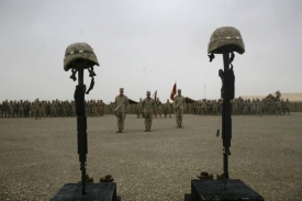 Američt&iacute; voj&aacute;ci vzd&aacute;vaj&iacute; čest sv&yacute;m padl&yacute;m druhům na jihu Afgh&aacute;nist&aacute;nu.