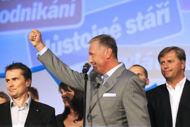 Mirek Topolánek ukázal program a zavelel k volebnímu vítězství. Mirek Topolánek ukázal program a zavelel k volebnímu vítězství.