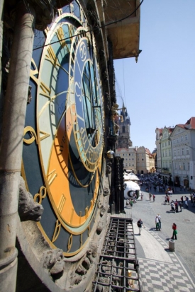 Staroměstsk&yacute; orloj nab&iacute;z&iacute; nejstar&scaron;&iacute; hodiny.