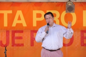 Jiří Paroubek se může radovat. ČSSD v preferencích vede.