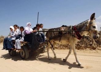 Palestinské děti v Gaze jedou domů ze školy.