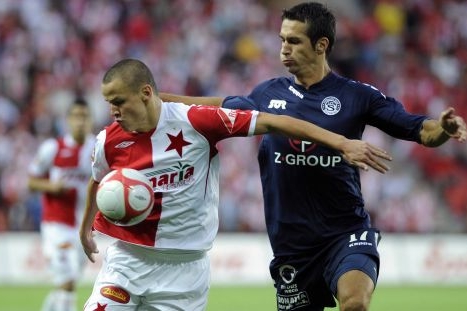 Adam Hloušek ze Slavie a Peter Struhár ze Slovácka (vzadu). Adam Hloušek ze Slavie a Peter Struhár ze Slovácka (vzadu).