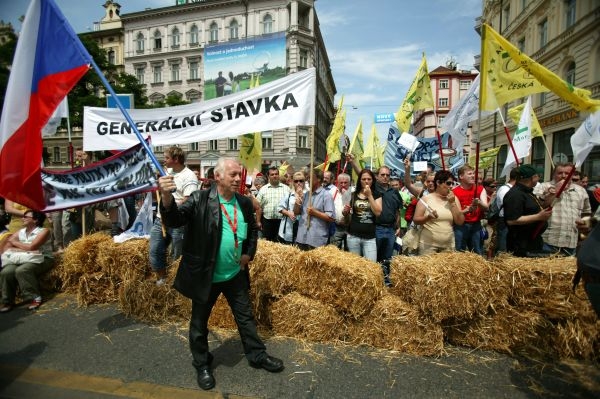 Odbory připravují neomezenou stávku v dopravě.