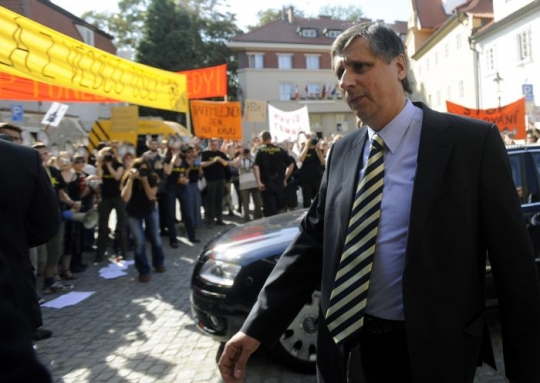 Fischera oddělila od protestujícíh hradba bodyguardů.