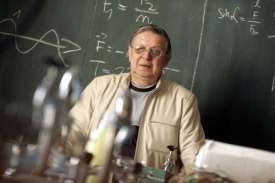 Fyzikář Janikovič vzpomínal na Topolánka jako na chytrého kluka.