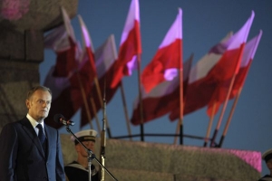 Polský premiér Tusk na ranním vzpomínkovém obřadu.