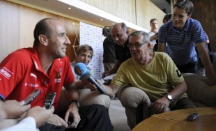 Jan Koller při rozhovoru s novin&aacute;ři.