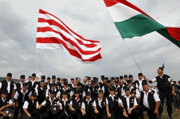 Ani Maďarská garda nepřispívá dobrému ovzduší na březích Dunaje.