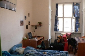 Dvoulůžkov&yacute; pokoj na &Scaron;vehlově koleji v Praze.
