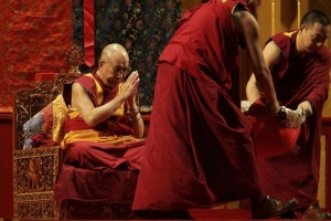 Dalajlama se modl&iacute; za oběti tajfunu ve městě Kao-siung.