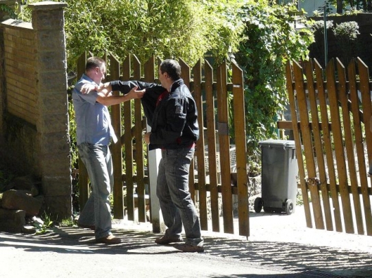Figuranti simulovali rvačku před branou domu, kde se incident odehrál.
