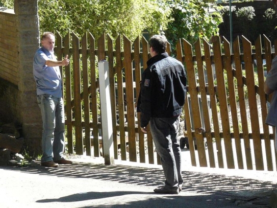 Figurant ukazuje způsob střelby.