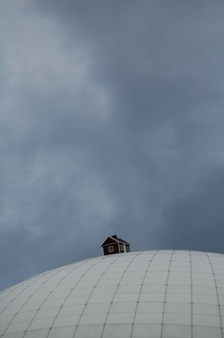 Hokejová hala Globen. Na její kopuli stojí typická švédská chatka. Hokejová hala Globen. Na její kopuli stojí typická švédská chatka.