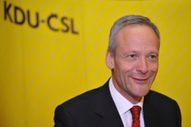Cyril Svoboda už není hamižný. Z peněz na kampaň ukrojí také charitě.