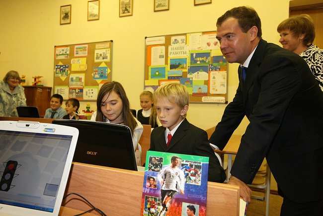 Medveděv u žáků základní školy.
