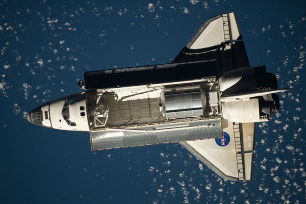 Raketoplán Discovery přečkal start bez šrámu na tepelném štítu.