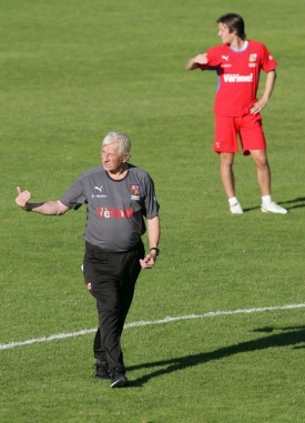 Tom&aacute;&scaron; Rosick&yacute; s Karlem Br&uuml;cknerem na srazu reprezentace.