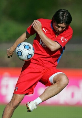Tom&aacute;&scaron; Rosick&yacute; v akci s m&iacute;čem.