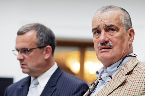 Odklad voleb může dostat do problémů i bohatší strany. Odklad voleb může dostat do problémů i bohatší strany.