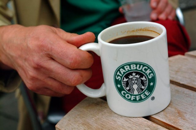 Starbucks se v Česku příliš nedařilo. Nyní sází na věrnostní karty.