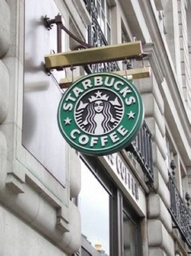 Starbucks provozuje na 16 tisíc kaváren v 50 zemích světa. Starbucks provozuje na 16 tisíc kaváren v 50 zemích světa.