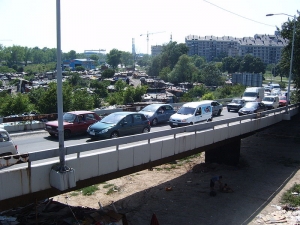 Pohled na nepřehlédnutelný slum od mostu Gazela.