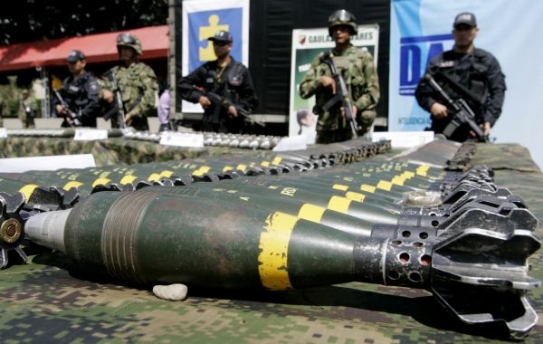 Uribeho obl&iacute;benost pramen&iacute; z jeho pevn&yacute;ch postojů a boji proti FARC.