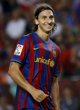 Zlatan Ibrahimovič se nyn&iacute; už usm&iacute;v&aacute; v dresu Barcelony.