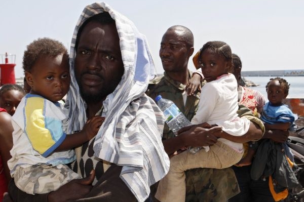 Ilegální imigranti ve španělském přístavu.Bude je EU distribuovat dál?