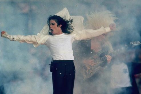 Michael Jackson během vystoupení na Super Bowl v Pasadeně v roce 1993. Michael Jackson během vystoupení na Super Bowl v Pasadeně v roce 1993.