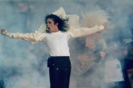 Michael Jackson během vystoupen&iacute; na Super Bowl v Pasadeně v roce 1993.