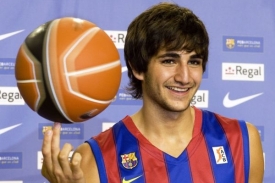 Ricky Rubio p&oacute;zuje fotografům v dresu Barcelony.