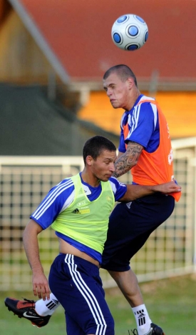 Martin Škrtel (vpravo) při tréninku v souboji s Filipem Hološkem.