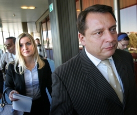 Jiř&iacute; Paroubek a jeho chr&aacute;něnkyně Alena Borůvkov&aacute;.