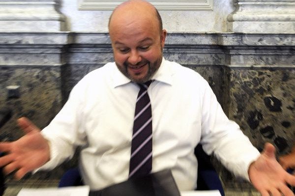 Ministr Pecina chystá volby dál na říjen.
