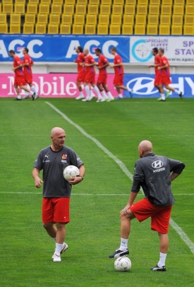 Michal Bílek (vlevo) s hlavním koučem Haškem. Michal Bílek (vlevo) s hlavním koučem Haškem.