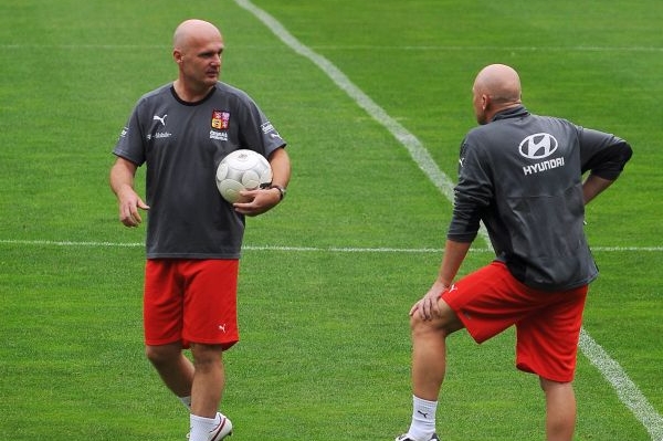 Michal Bílek (vlevo) s hlavním koučem Ivanem Haškem.