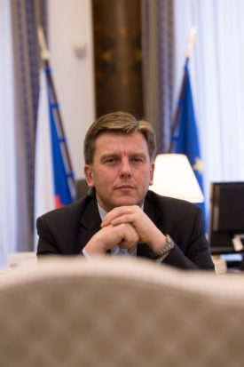 Vlček navrhl, že pož&aacute;d&aacute; o vyhl&aacute;&scaron;en&iacute; legislativn&iacute; nouze.