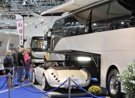 Do obytn&eacute;ho autobusu se vejde i sporť&aacute;k pro vyj&iacute;žďky po okol&iacute;.