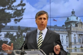 Premi&eacute;r Fischer se boj&iacute; o rozpočet.