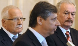 Prezident, premiér a předseda senátu hledají řešení ústavní krize.